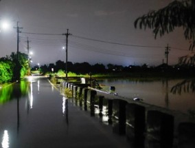 暴雨袭击卡拉奇，整个城市继续下大雨